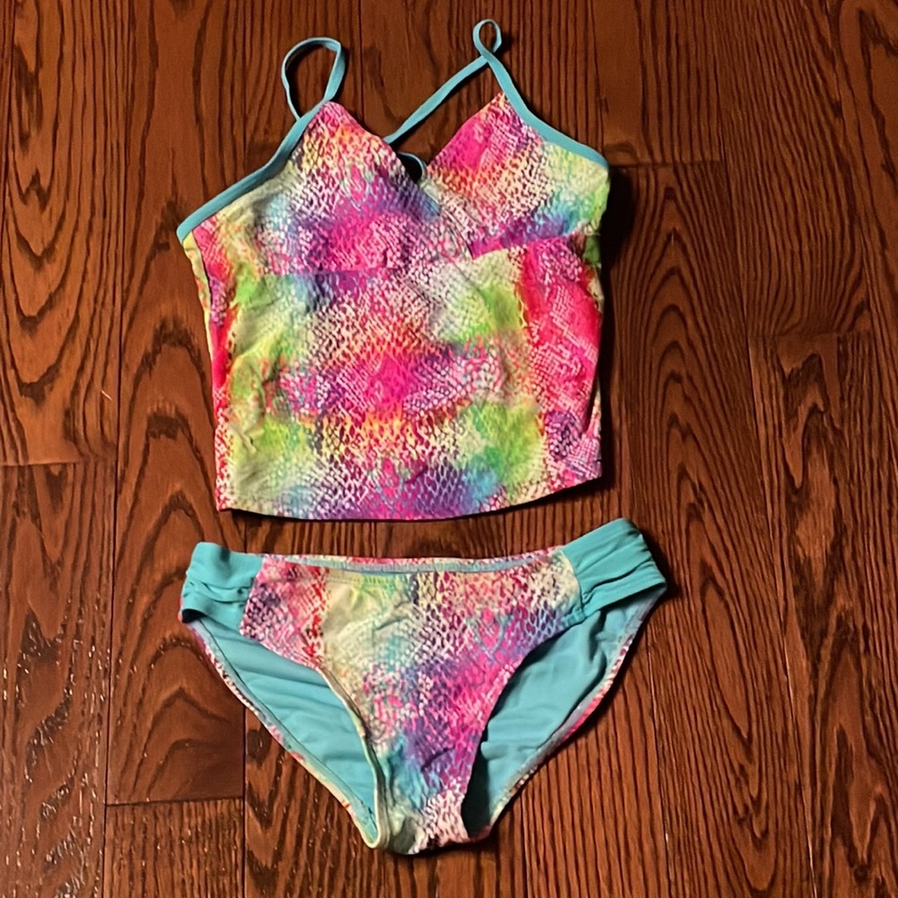 19 pieces of swimwear! Great swim shirts for when it’s very sunny outside! - Picture 6 of 13